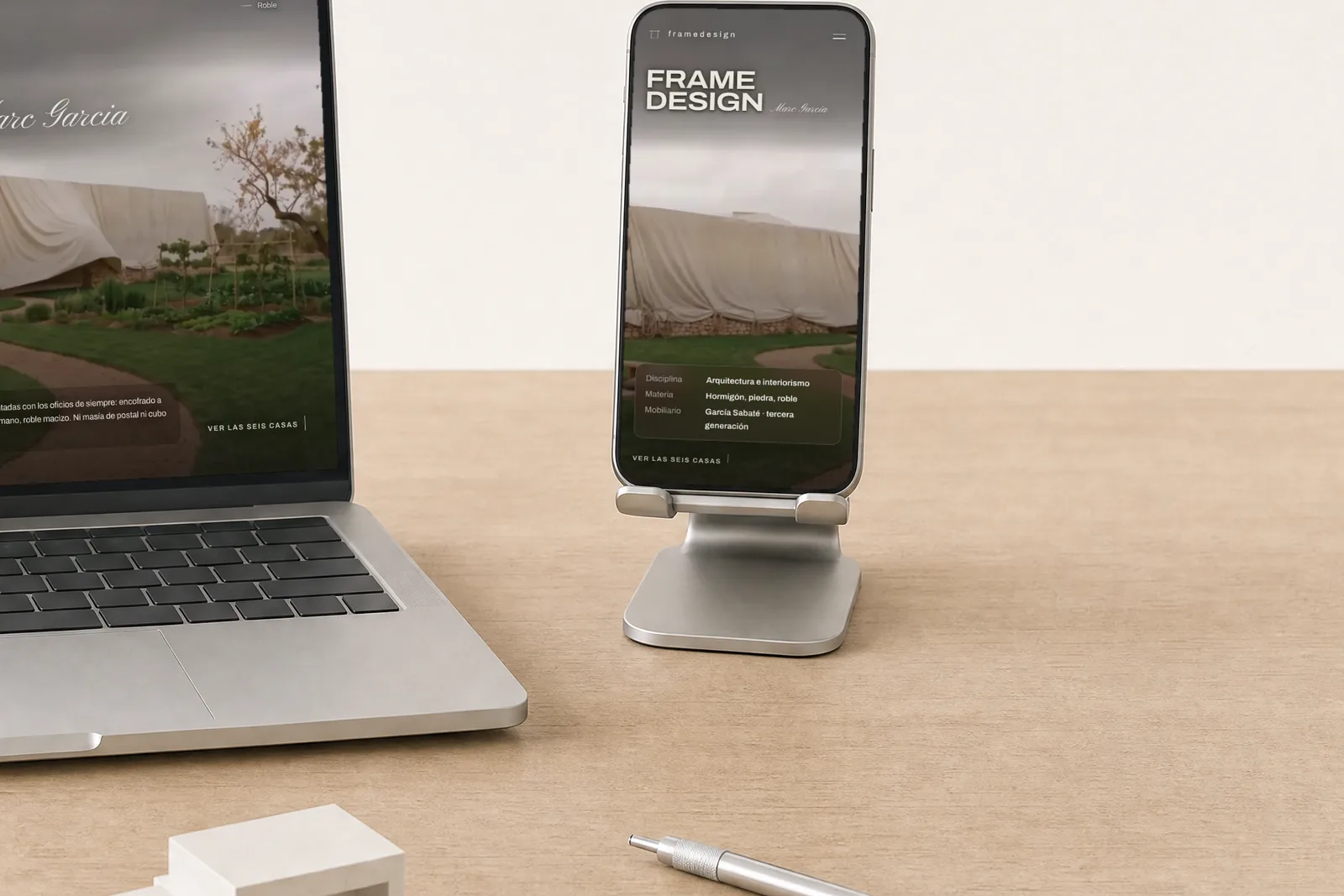 La web de framedesign en un portátil y en un móvil.